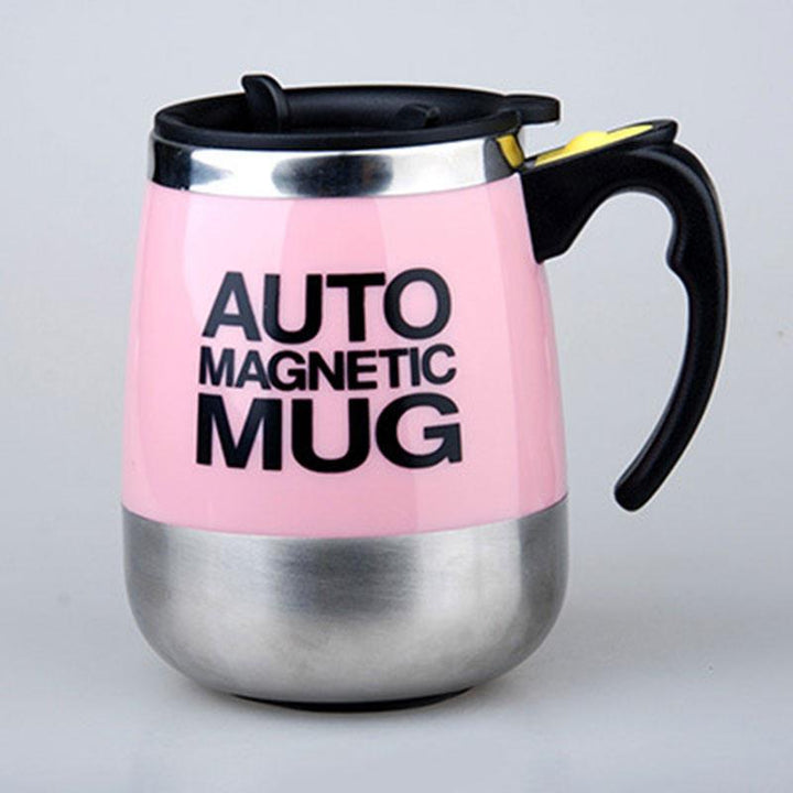 Die selbstrührende Kaffeetasse im Einsatz, mischt automatisch Zucker und Milch für den perfekten Genuss.
