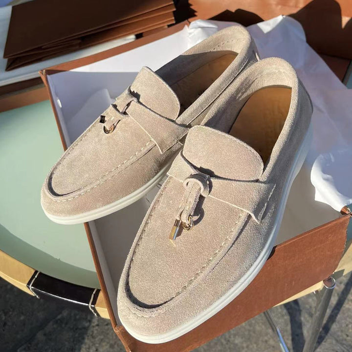 Elegante Damen Klassische Loafer in Beige. Bequeme Slipper und stilvolle Halbschuhe für Büro oder Freizeit.