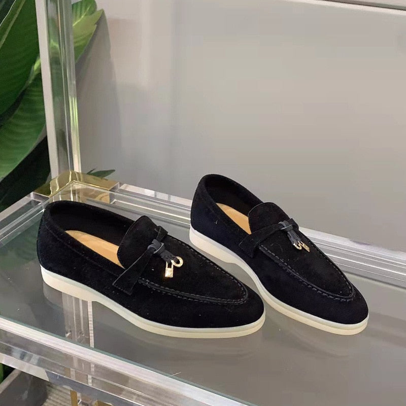Stilvolle beige Damen Loafer. Nahaufnahme der klassischen Slipper, perfekt als bequemer Freizeitschuh.