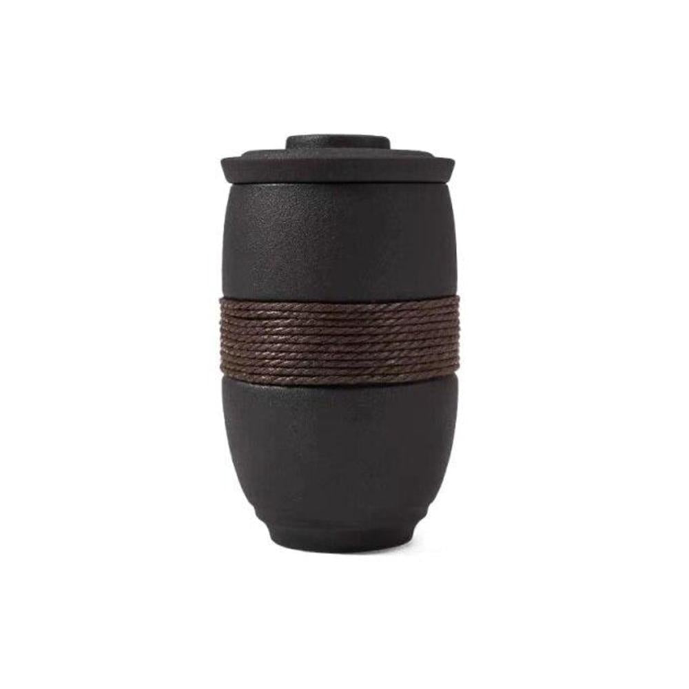 Sencha Teebecher aus Keramik mit integriertem Filter und Deckel für stilvollen Teegenuss.