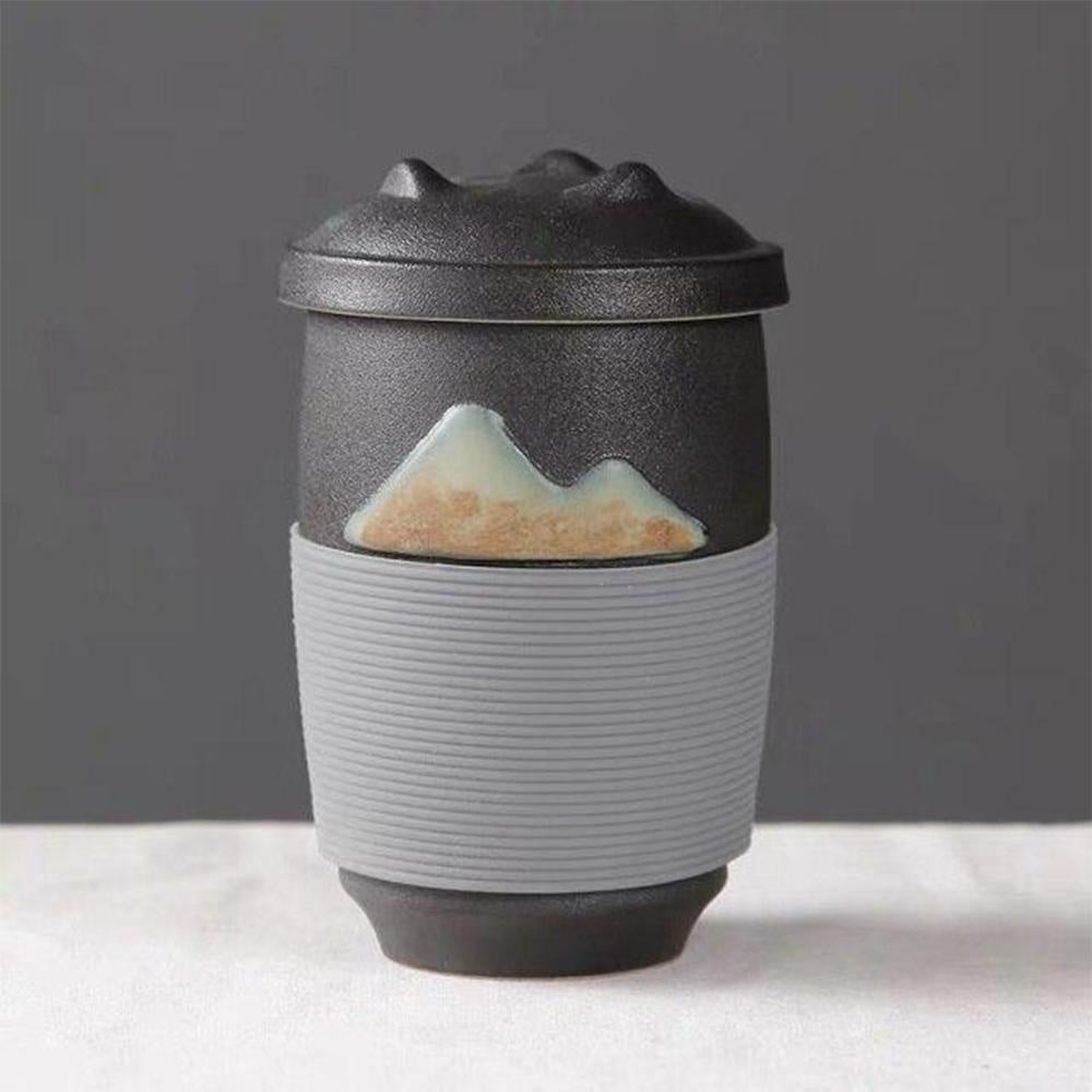 Japanischer Sencha Teebecher mit Filter, perfekt für die Zubereitung von Grüntee.