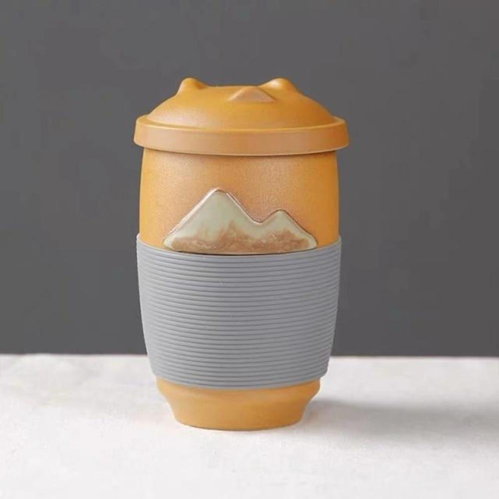 Nahaufnahme: Feiner, herausnehmbarer Keramikfilter im Sencha Teebecher für Losen Tee.