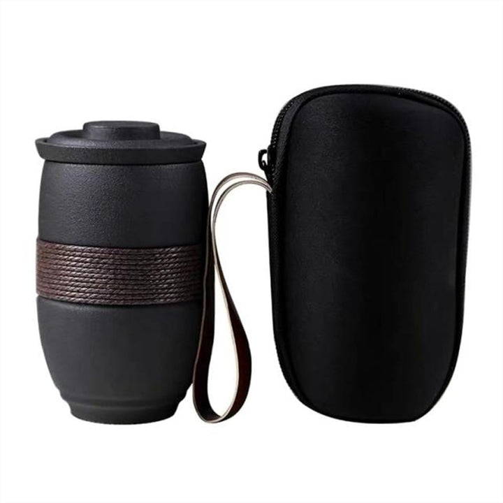 Sencha Teebecher gefüllt mit dampfendem Grüntee, Filter und Deckel bereit zum Genuss.