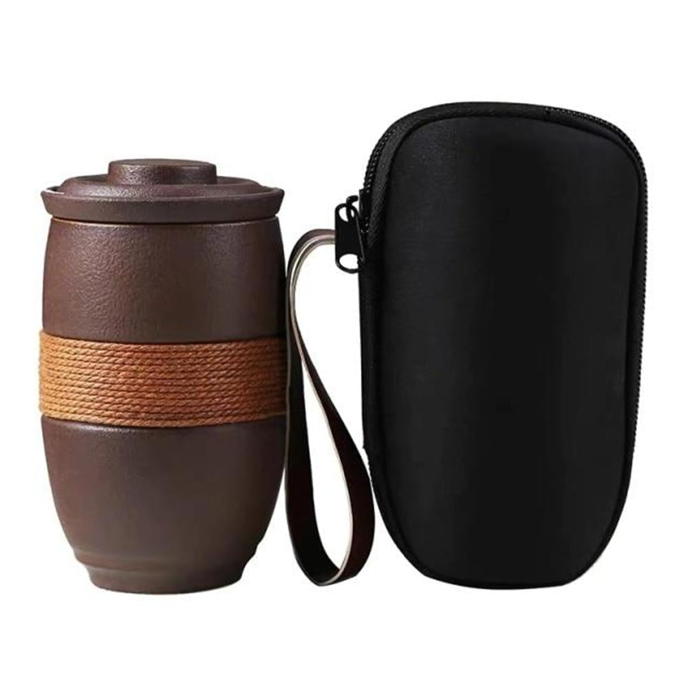 Ergonomischer Keramik Teebecher mit Filter und Deckel, angenehm zu halten und zu verwenden.