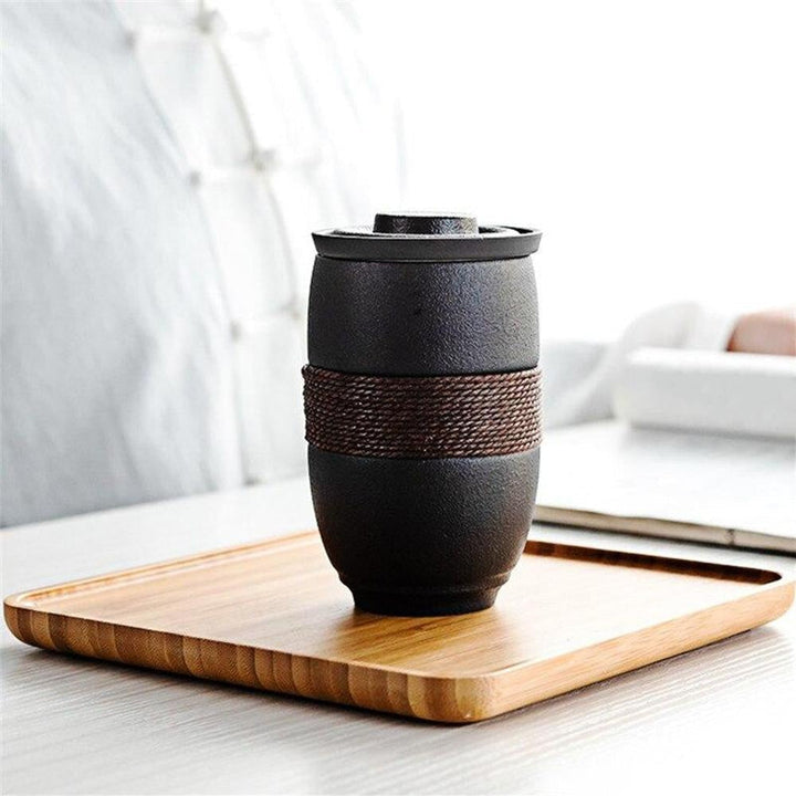 Eleganter Teeliebhaber-Becher mit passendem Deckel hält Sencha Tee länger warm.