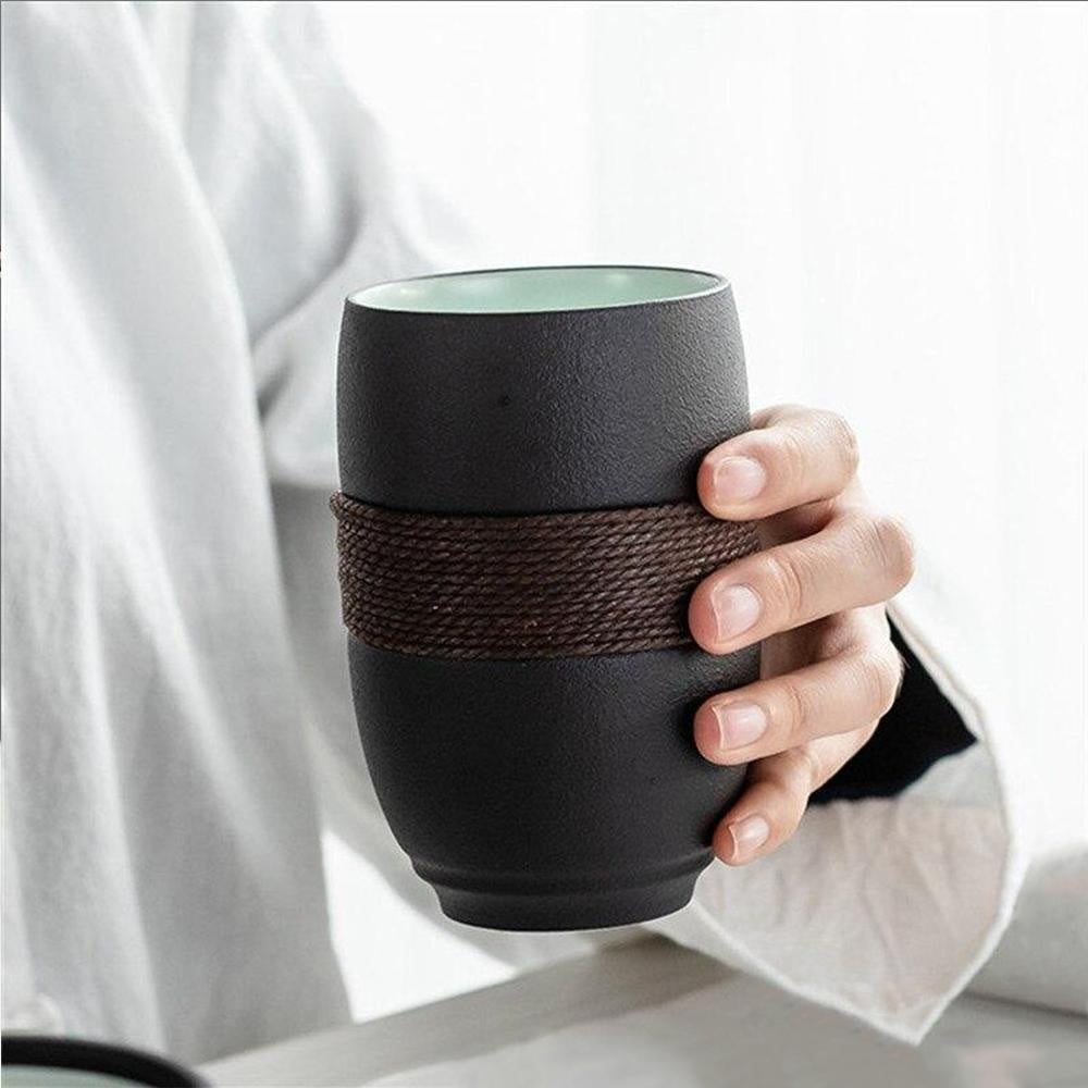 Gemütlicher Sencha Teetasse mit Filter und Deckel für entspannte Momente Zuhause.
