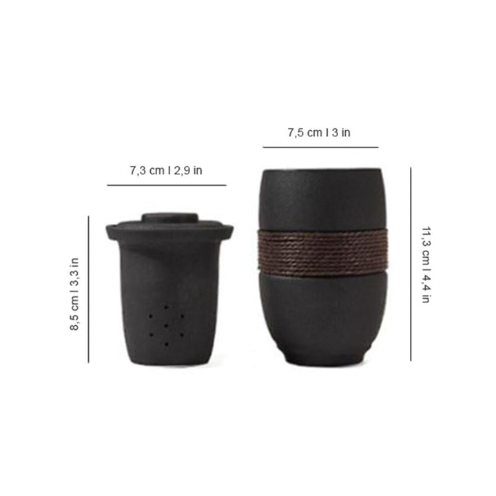 Robuster Reisebecher für Sencha Tee, Keramik mit Filter und Deckel, ideal für unterwegs.