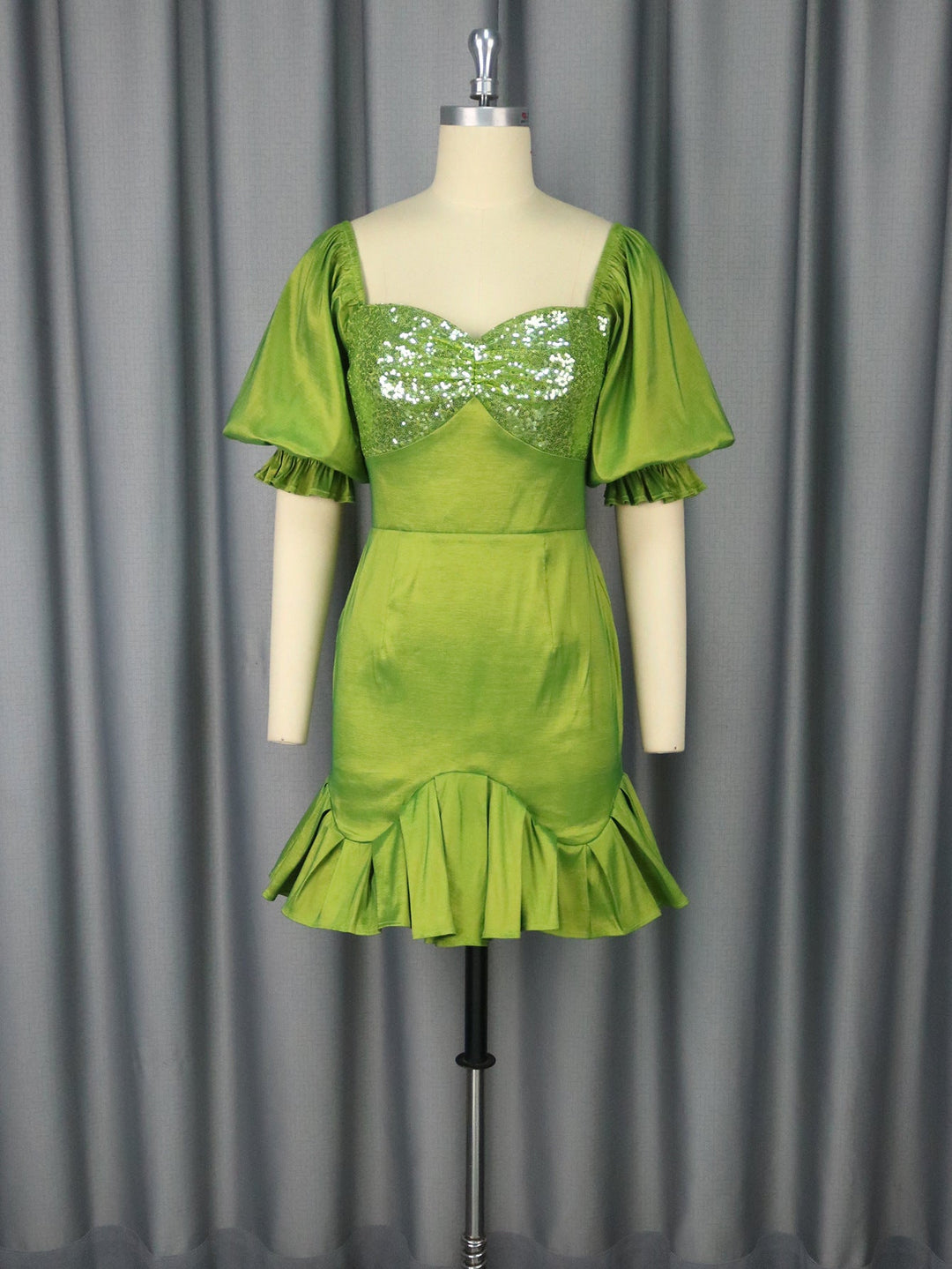 Stilvolles senfgelbes Glitzerkleid für Damen mit glamourösem Bustier und eleganten voluminösen Ärmeln.