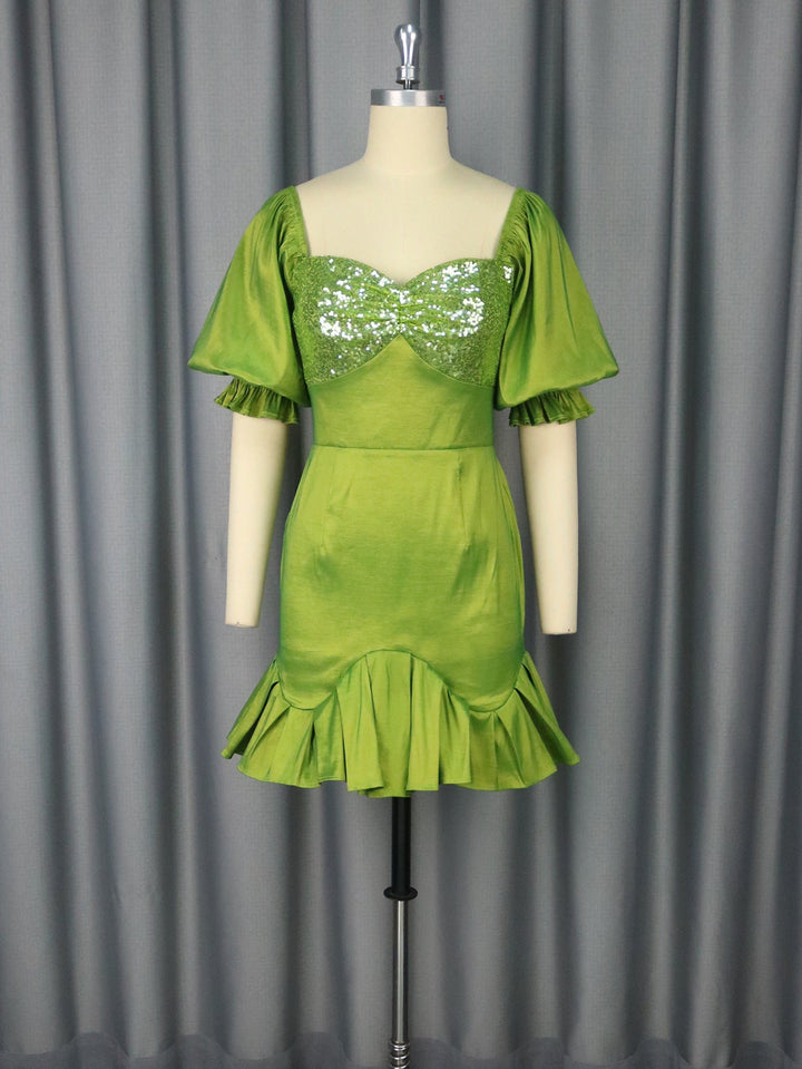 Stilvolles senfgelbes Glitzerkleid für Damen mit glamourösem Bustier und eleganten voluminösen Ärmeln.
