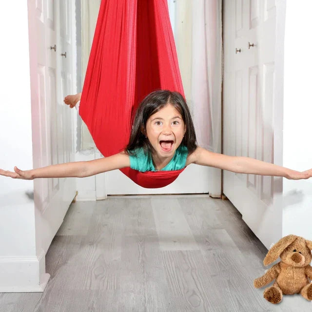 Weiche, graue Indoor Therapieschaukel für Kinder. Fördert sensorische Integration, Beruhigung & Spiel im Kinderzimmer.