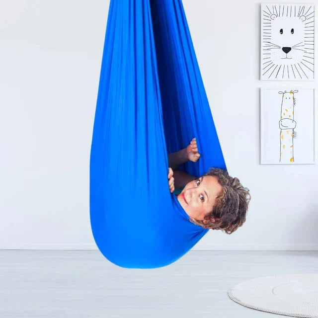 Spielerische sensorische Therapieschaukel für Kinder. Ideal zur Förderung von Bewegung, Beruhigung & Wohlbefinden zu Hause.