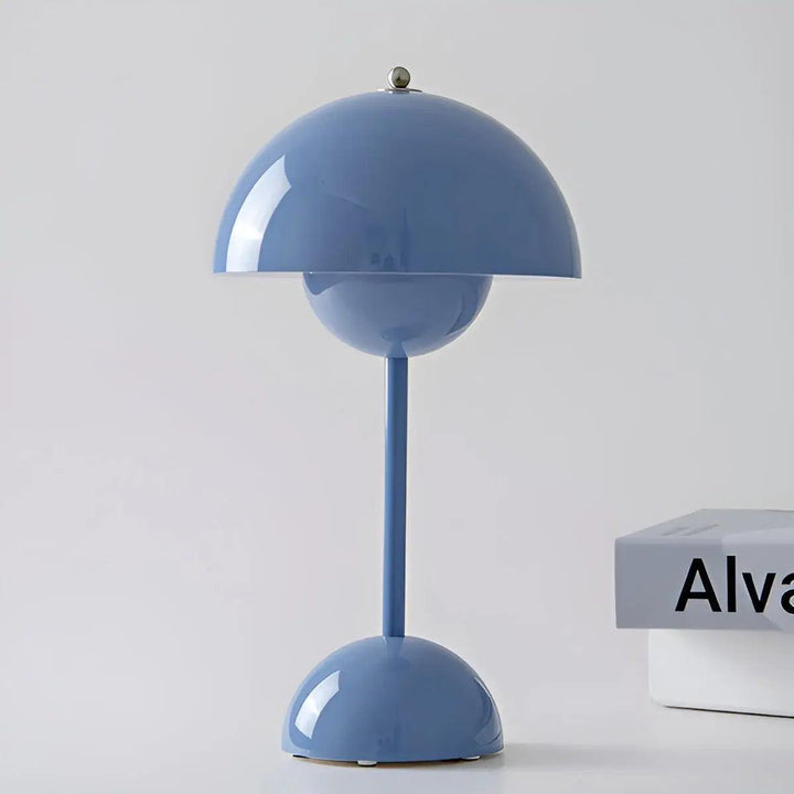 Stylische Beleuchtung: farbige skandinavische Tischlampe als Design-Highlight im Raum.