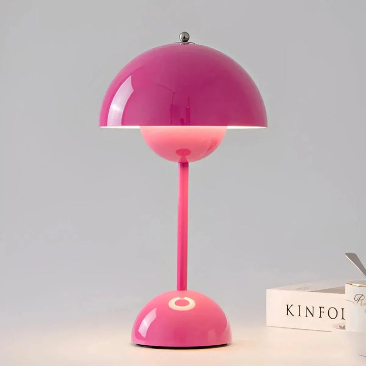 Edelstahl-Tischlampe im skandinavischen Design, ideal für Leseecke oder Nachttisch.