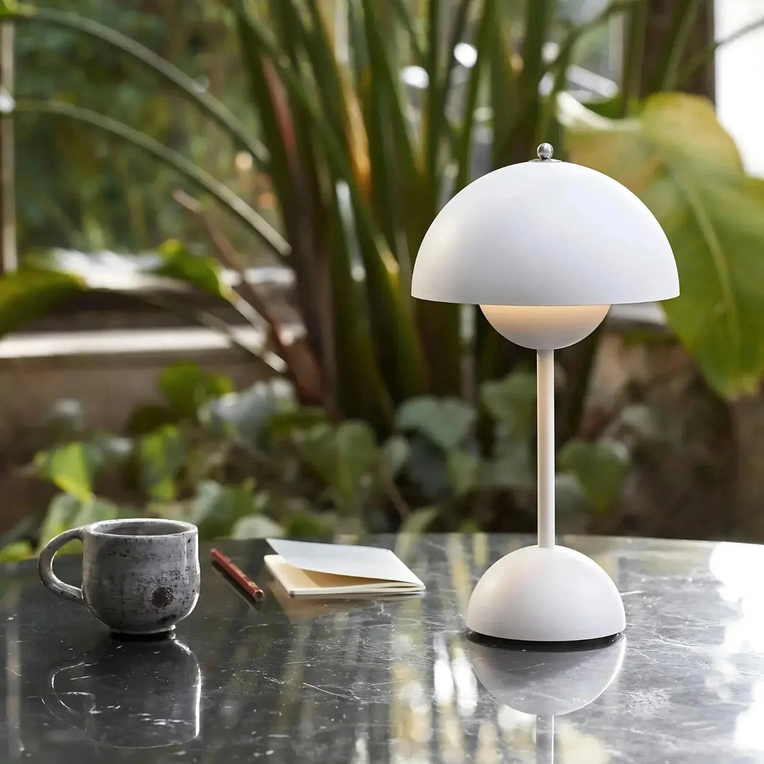 Hochwertige Designer-Tischlampe, skandinavisch inspiriert, für edle Beleuchtung.