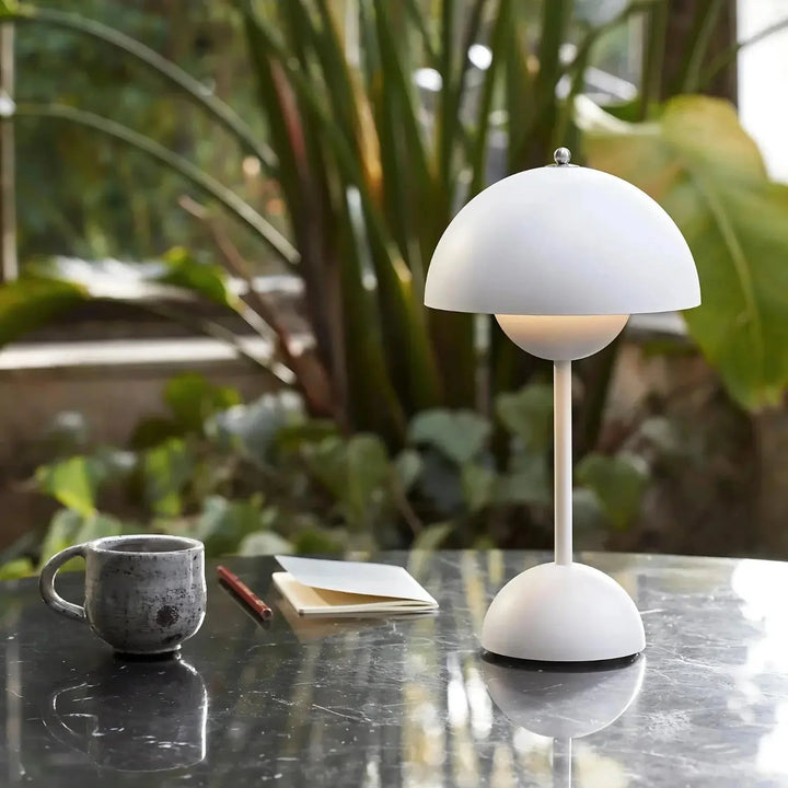 Hochwertige Designer-Tischlampe, skandinavisch inspiriert, für edle Beleuchtung.