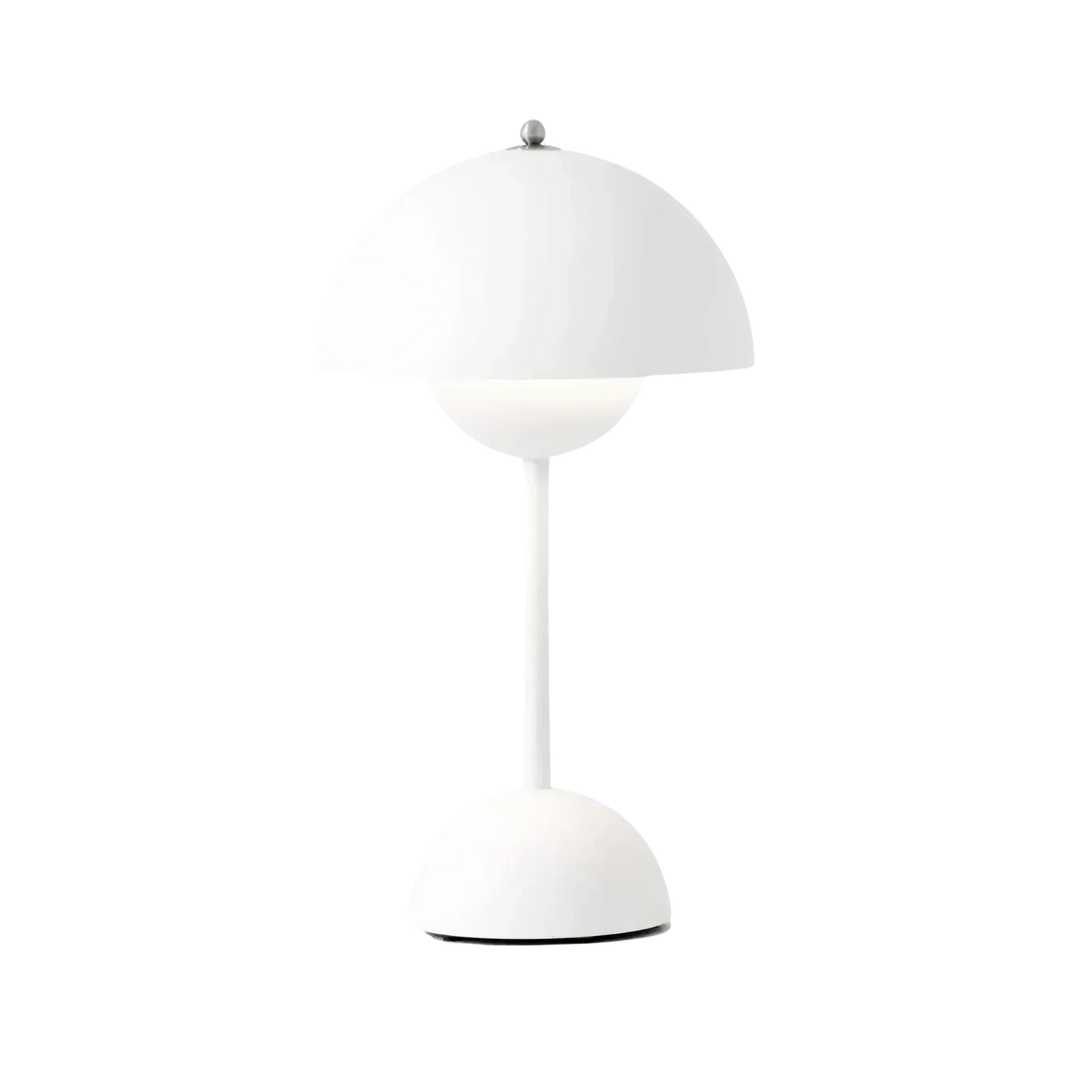 Skandinavische Designer-Tischlampe für stimmungsvolle Beleuchtung im Wohnzimmer.