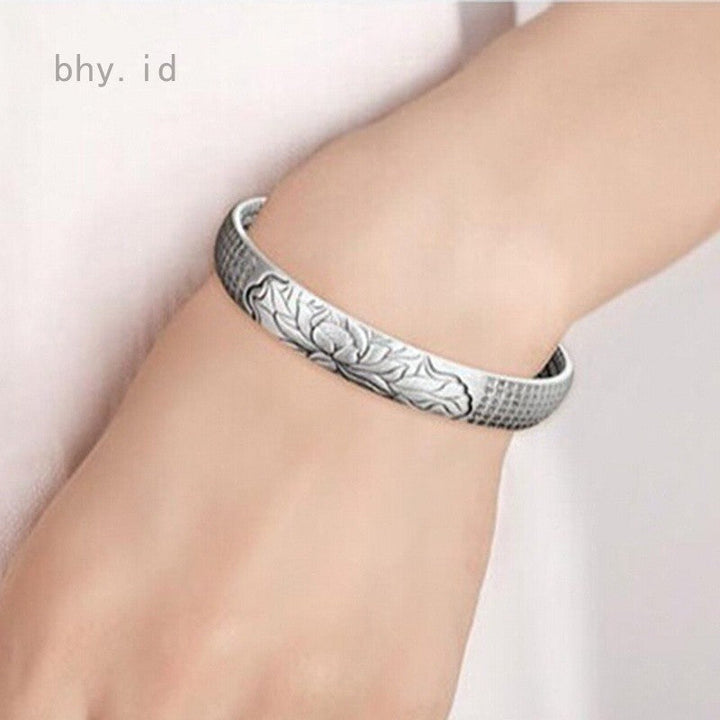 Unisex Lotus-Armband aus S925 Silber, elegant am Handgelenk. Symbolisiert Achtsamkeit & Gelassenheit.