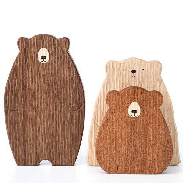 Geschenkidee: Holzbrett Bär. Dekoratives Schneidebrett & Servierplatte für Zuhause.