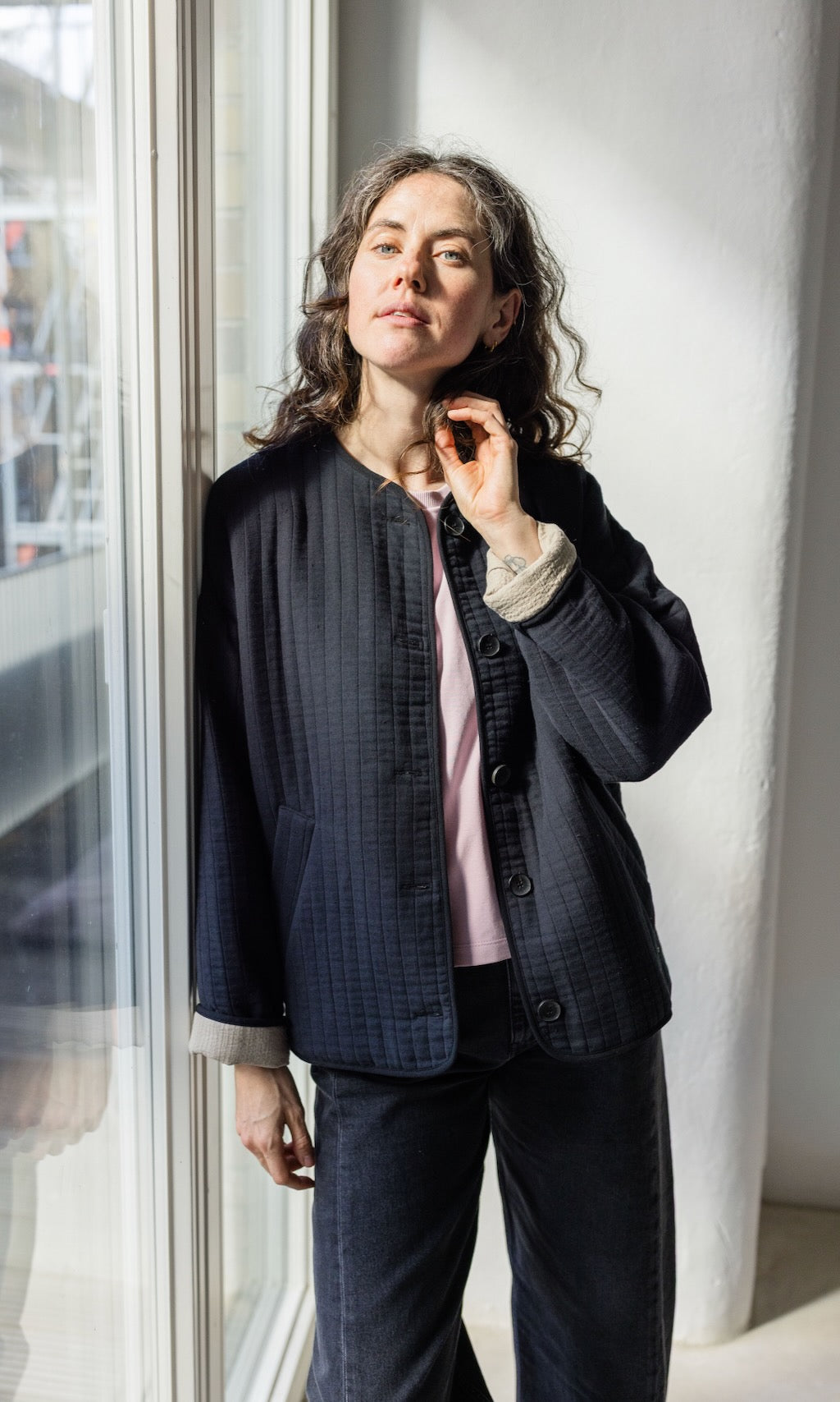Schwarze Oversized Freizeitjacke für Damen, die modernen Stil und Tragekomfort vereint.