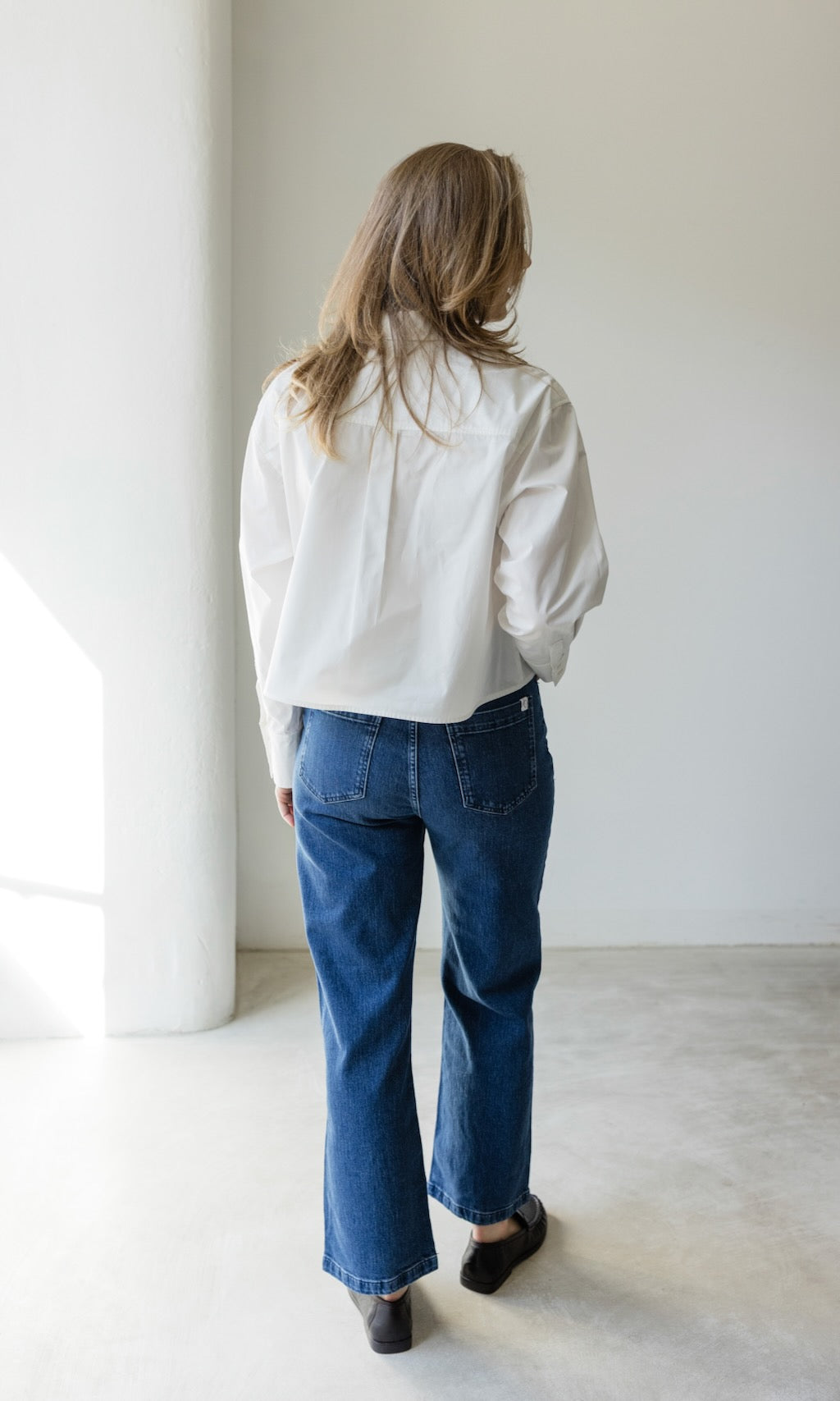 Detail der robusten Knopf- und Reißverschlussleiste der dunkelblauen Damen French Fit Jeans, langlebig.
