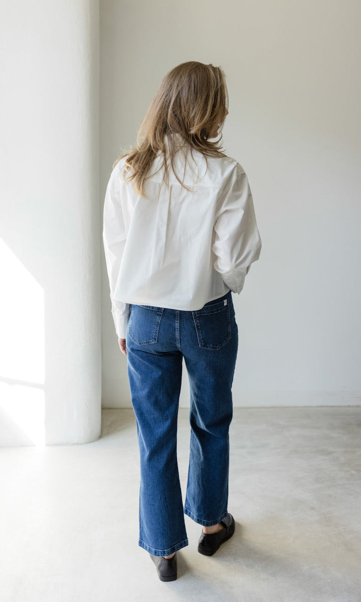Detail der robusten Knopf- und Reißverschlussleiste der dunkelblauen Damen French Fit Jeans, langlebig.