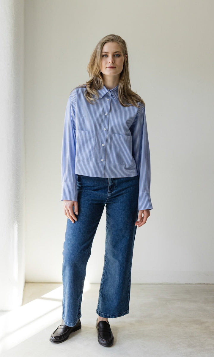 Nahaufnahme der dunkelblauen Damen French Fit Jeans, hochwertige Denim-Struktur, bequem & komfortabel.