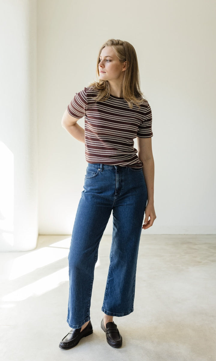 Gefaltete dunkelblaue Damen French Fit Jeans, zeitlose Freizeitmode, bequem und elegant für jeden Tag.