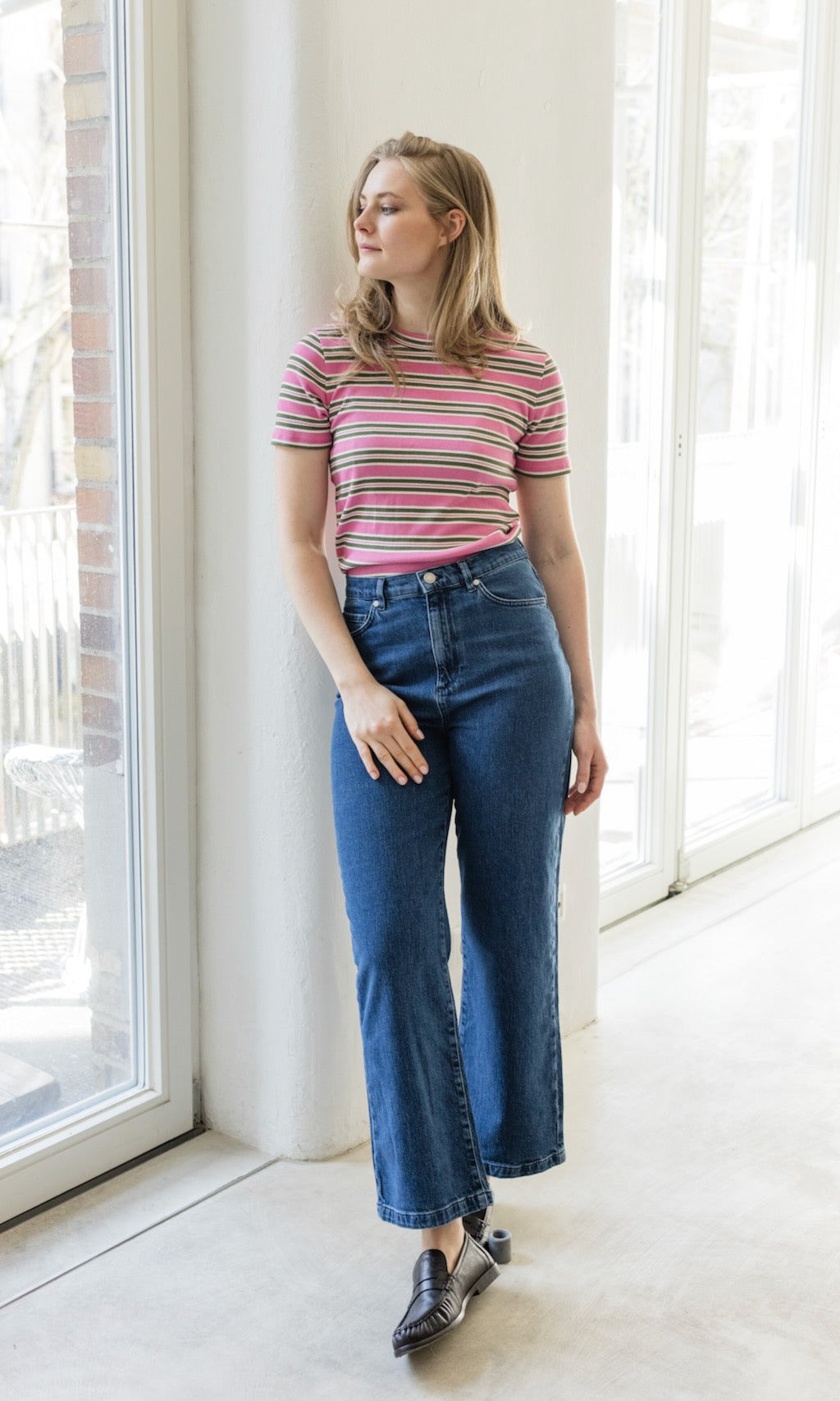 Vielseitige dunkelblaue Damen French Fit Jeans kombiniert, bequeme Alltagskleidung für elegante Looks.