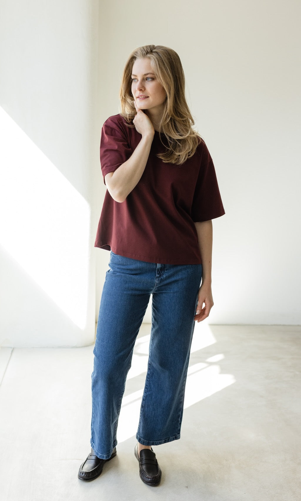 Rückansicht der dunkelblauen Damen French Fit Jeans, komfortabel und elegant mit perfekter Schnittführung.
