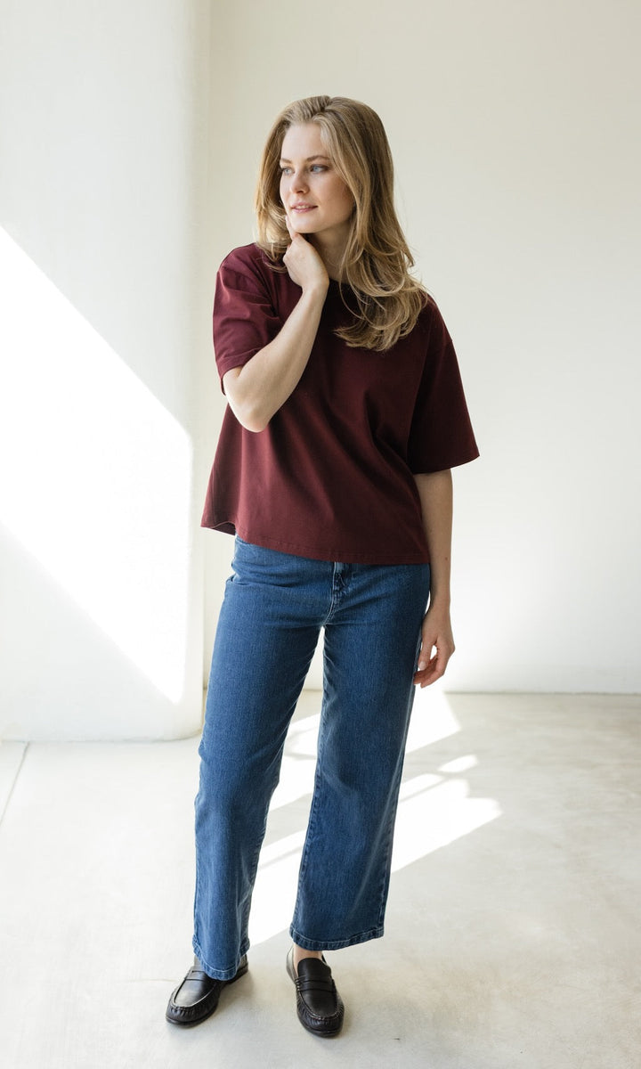 Rückansicht der dunkelblauen Damen French Fit Jeans, komfortabel und elegant mit perfekter Schnittführung.
