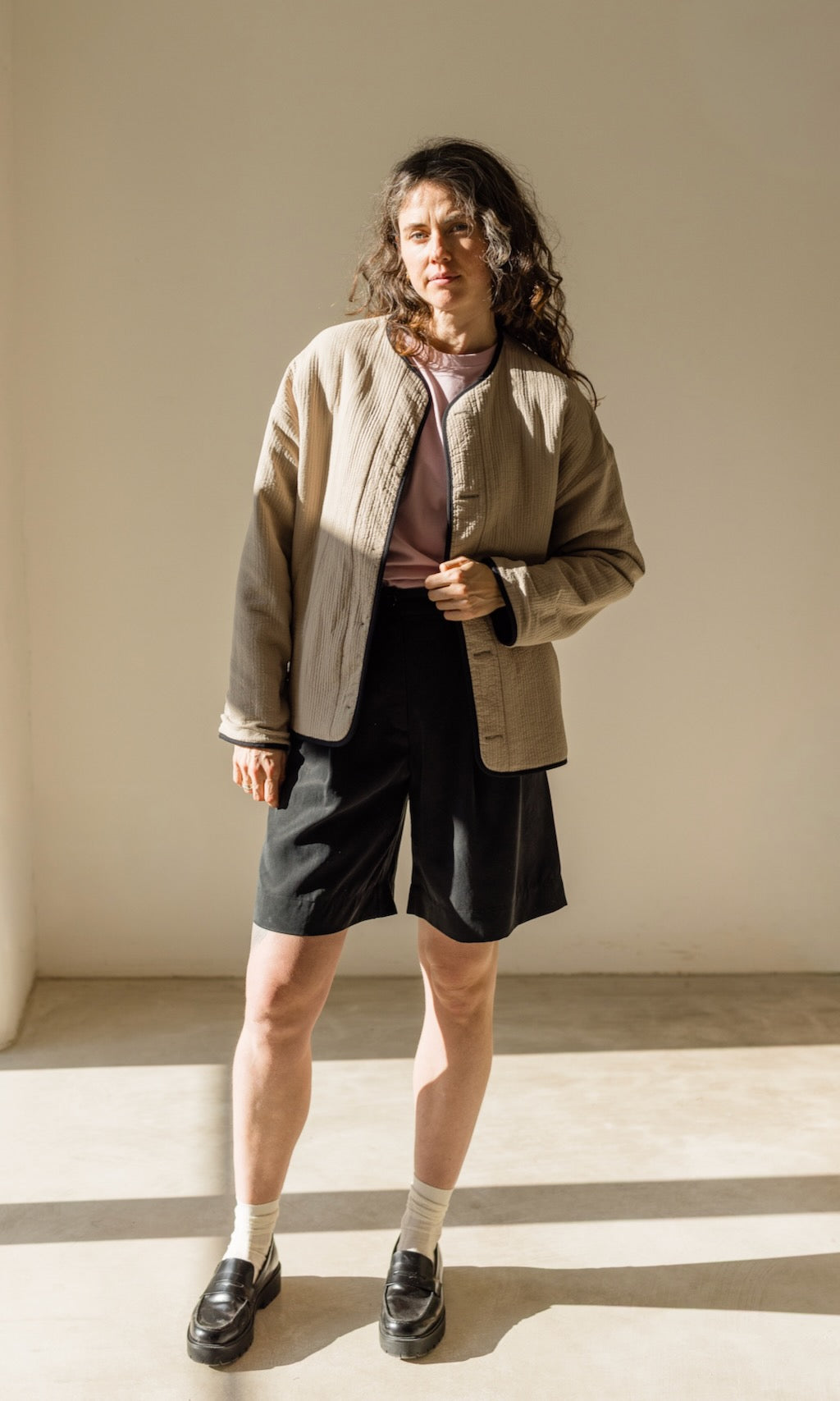 Stylische schwarze Damen Steppjacke mit Oversized-Passform, die Wärme und modernen Chic bietet.