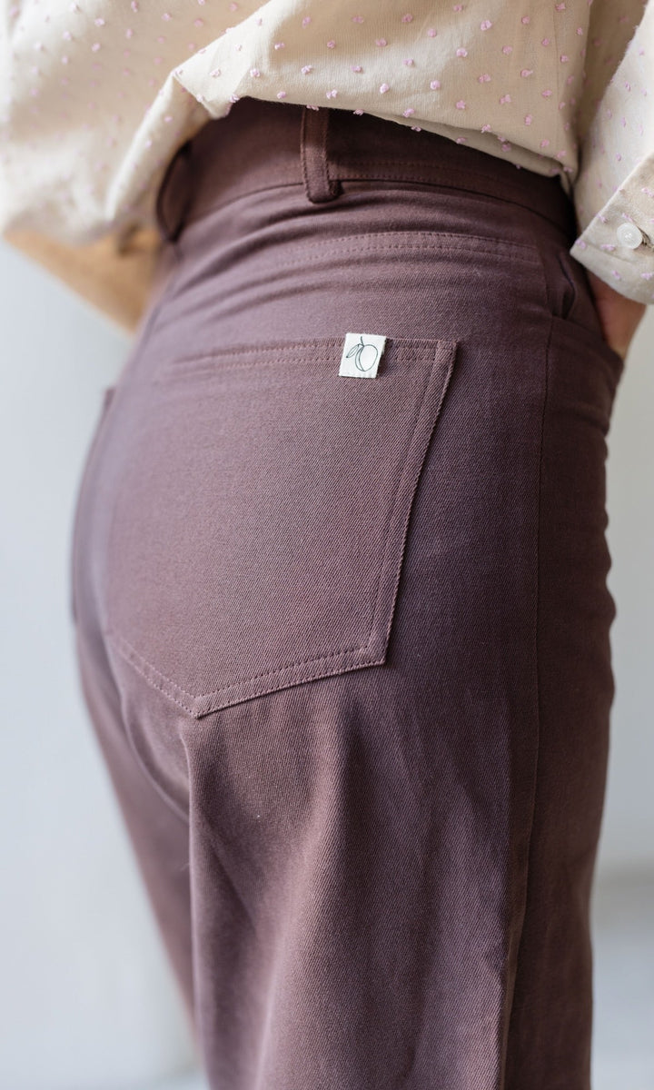 Saum der braunen Damen Barrel Hose, weite Passform für einen lässigen, modernen Look.
