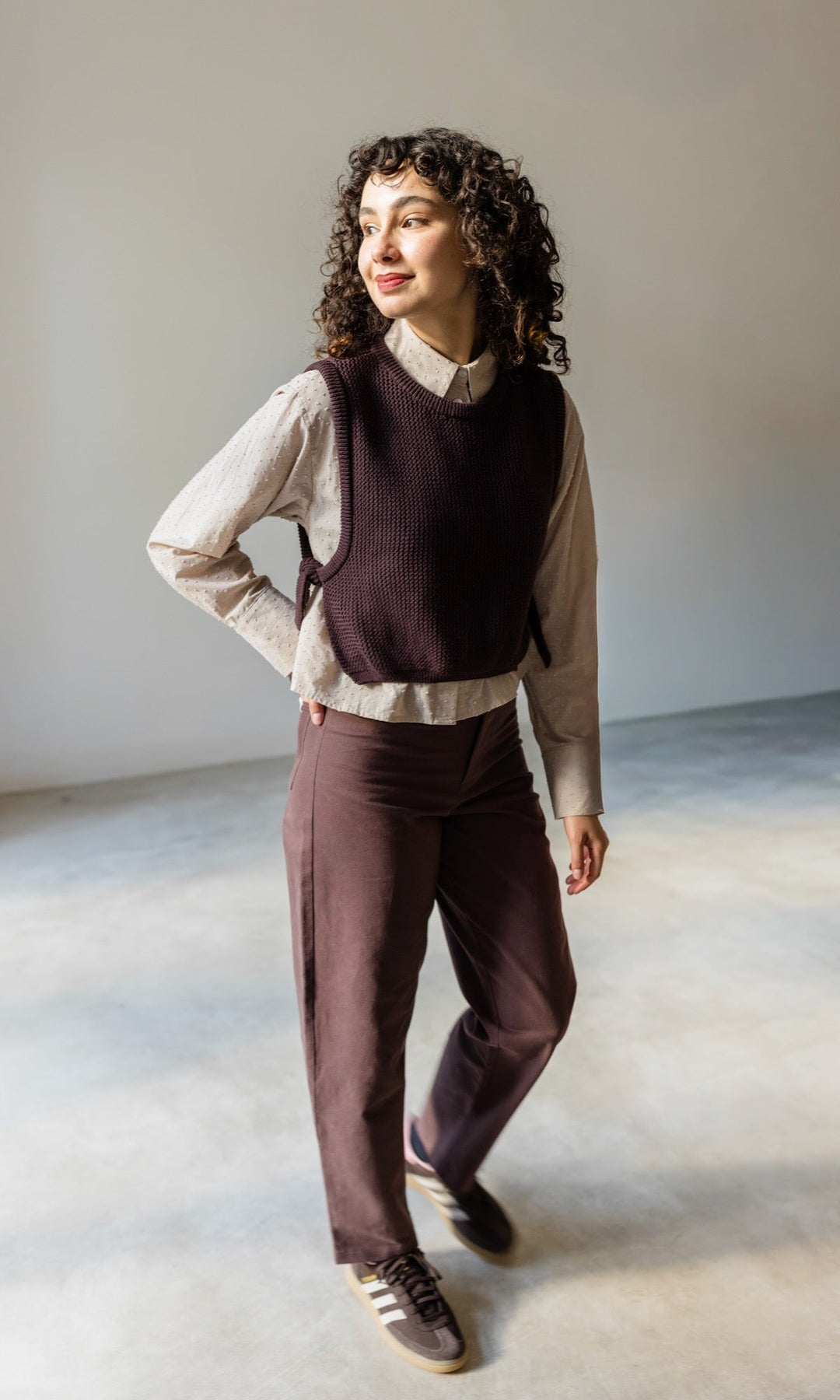 Stylische Damen Barrel Hose in Braun, locker sitzend, vielseitig kombinierbar für Casual Chic Looks.