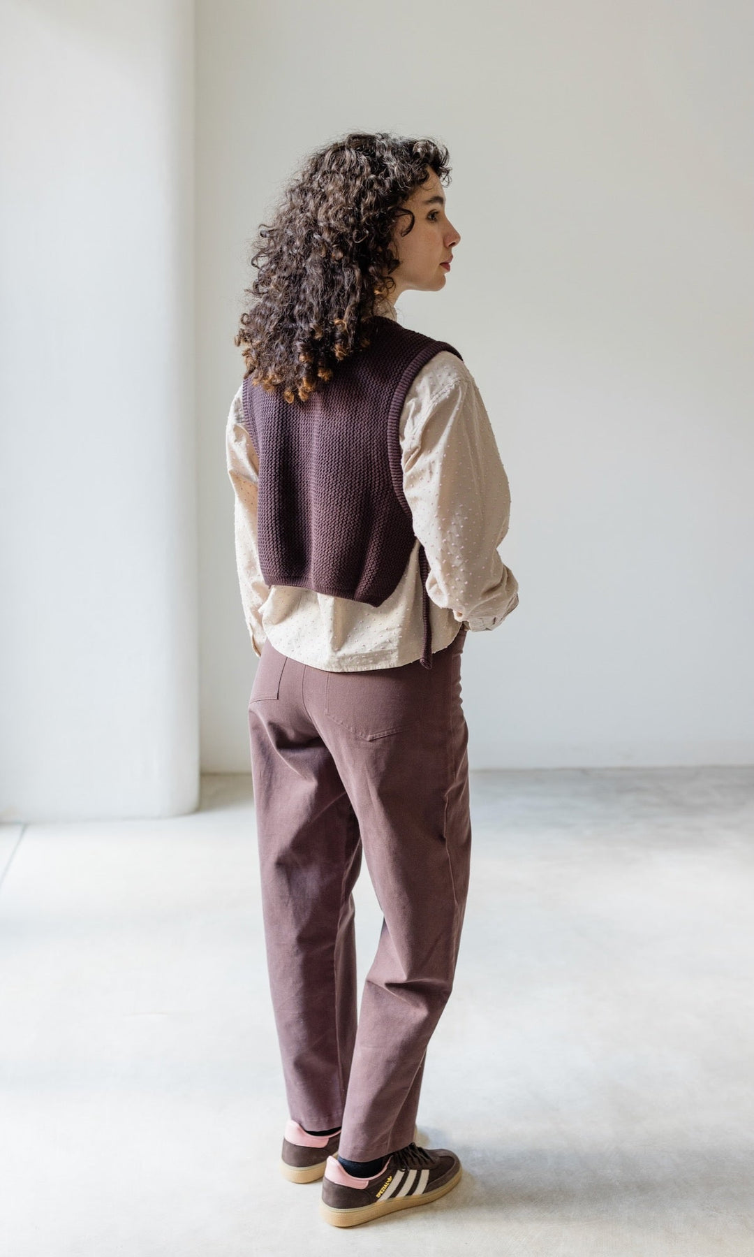 Detail der modernen Damen Barrel Hose: Bund und Taschen, funktional und stilvoll für die Alltagsgarderobe.