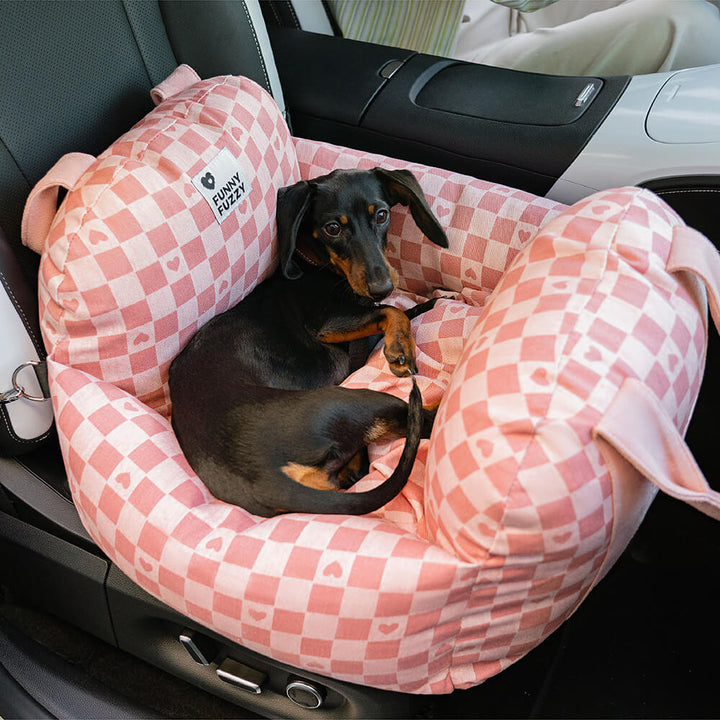 Hundeautositz, der sich an die Kopfstütze befestigen lässt.