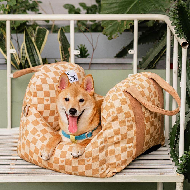 Hundeautositz aus pflegeleichtem Material, ideal für aktive Hunde.