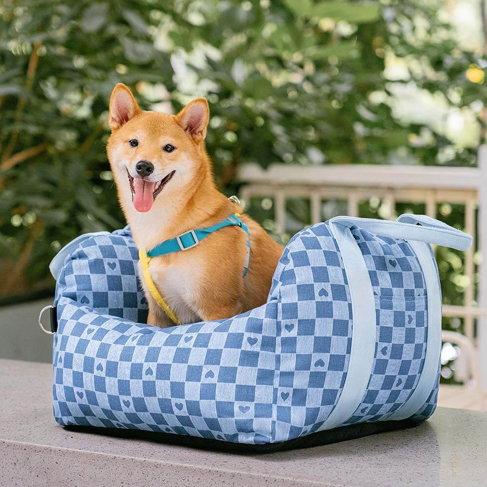 Hundeautositz, der auch als Transportbox genutzt werden kann.