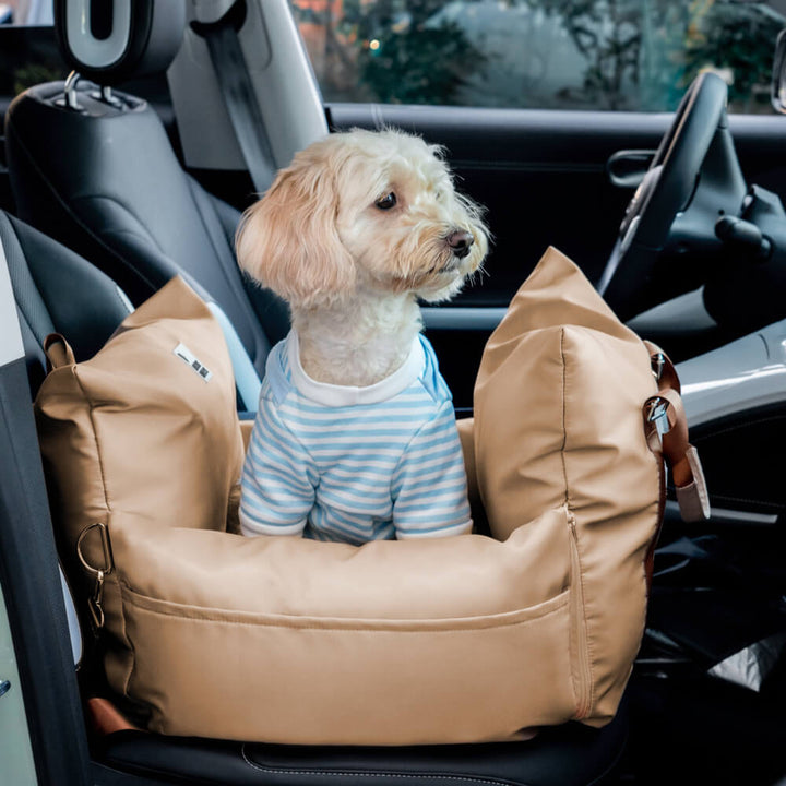 Hundeautositz, der das Haustier vor plötzlichem Bremsen schützt.