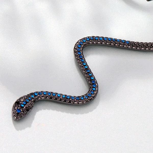 Schwarze Schlangenohrstecker, Medusa Stil, mit glitzernden Strasssteinen, Gothic Ohrring.