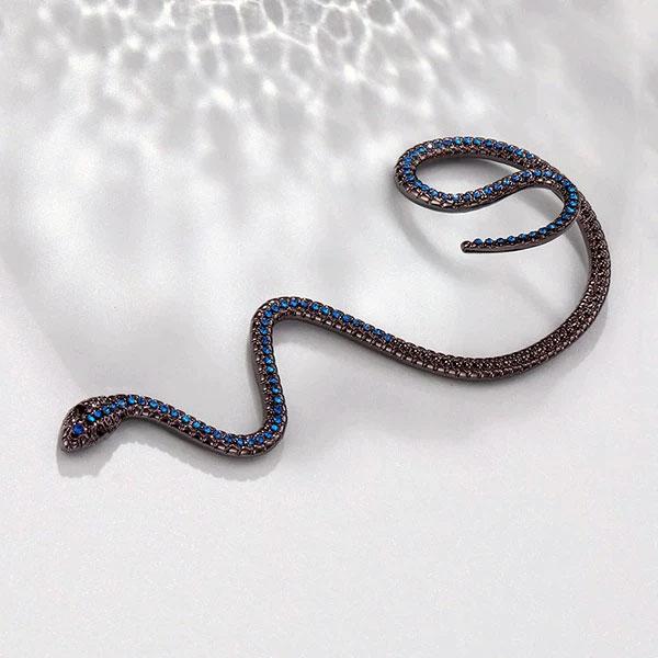 Nahaufnahme: Glitzernde Medusa Schlangenohrstecker mit Strasssteinen, edler Damen Statement Ohrring.