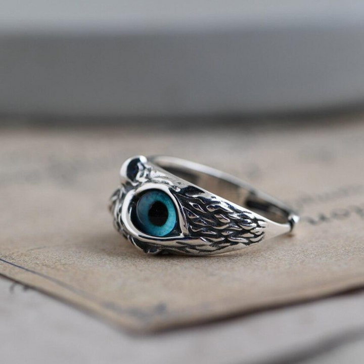 Symbolischer Eulenring für Damen aus 925er Silber mit leuchtendem Opalstein. Verstellbarer Tierschmuck.