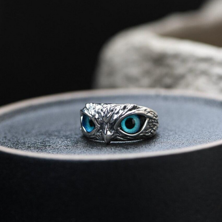 Detailreicher Silber Eulenring für Damen mit Opal, leicht verstellbar. Modischer und bequemer Damenschmuck.