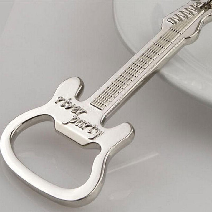 Praktischer Gitarren-Flaschenöffner als Schlüsselanhänger, ideales Geschenk für Musikliebhaber und Partys.