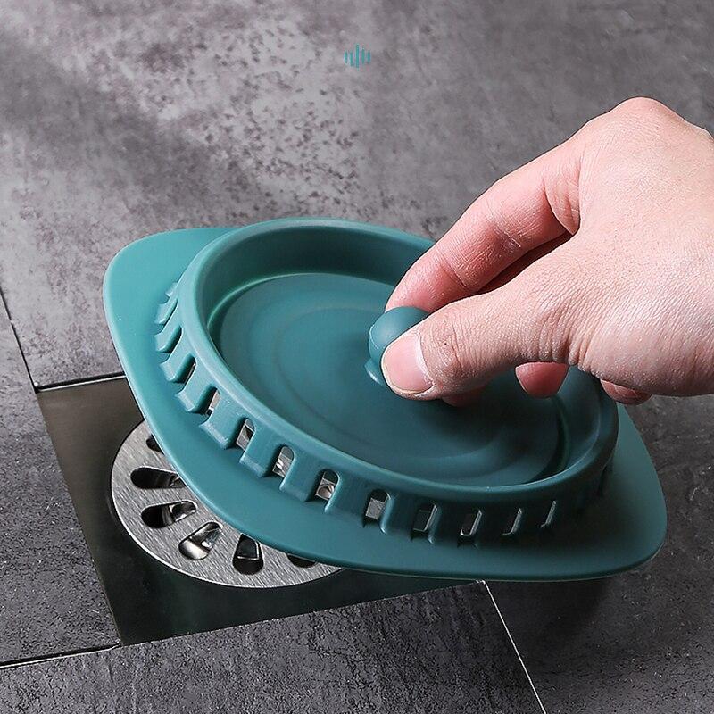 Nahaufnahme des flexiblen Silikon Bodenabflusses für effektiven Geruchs- & Insektenschutz in Dusche/Bad.