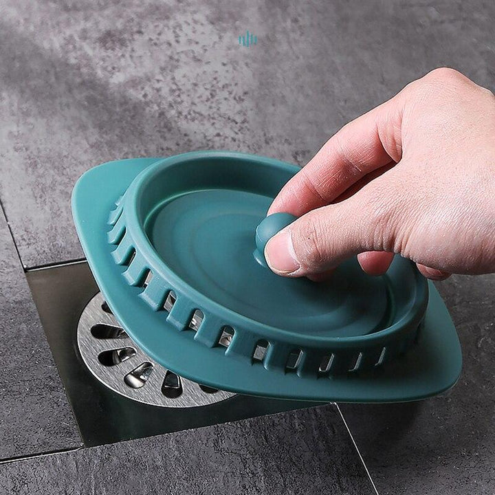 Nahaufnahme des flexiblen Silikon Bodenabflusses für effektiven Geruchs- & Insektenschutz in Dusche/Bad.