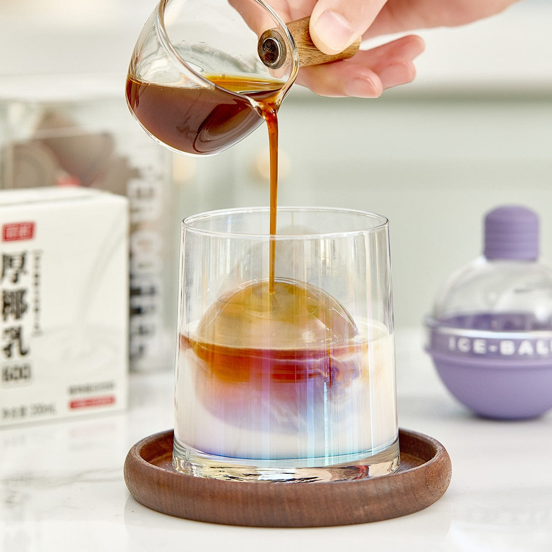Robuste Silikonform für Eiskugeln. Wiederverwendbar & leicht zu reinigen. Perfektes Barzubehör für Drinks.