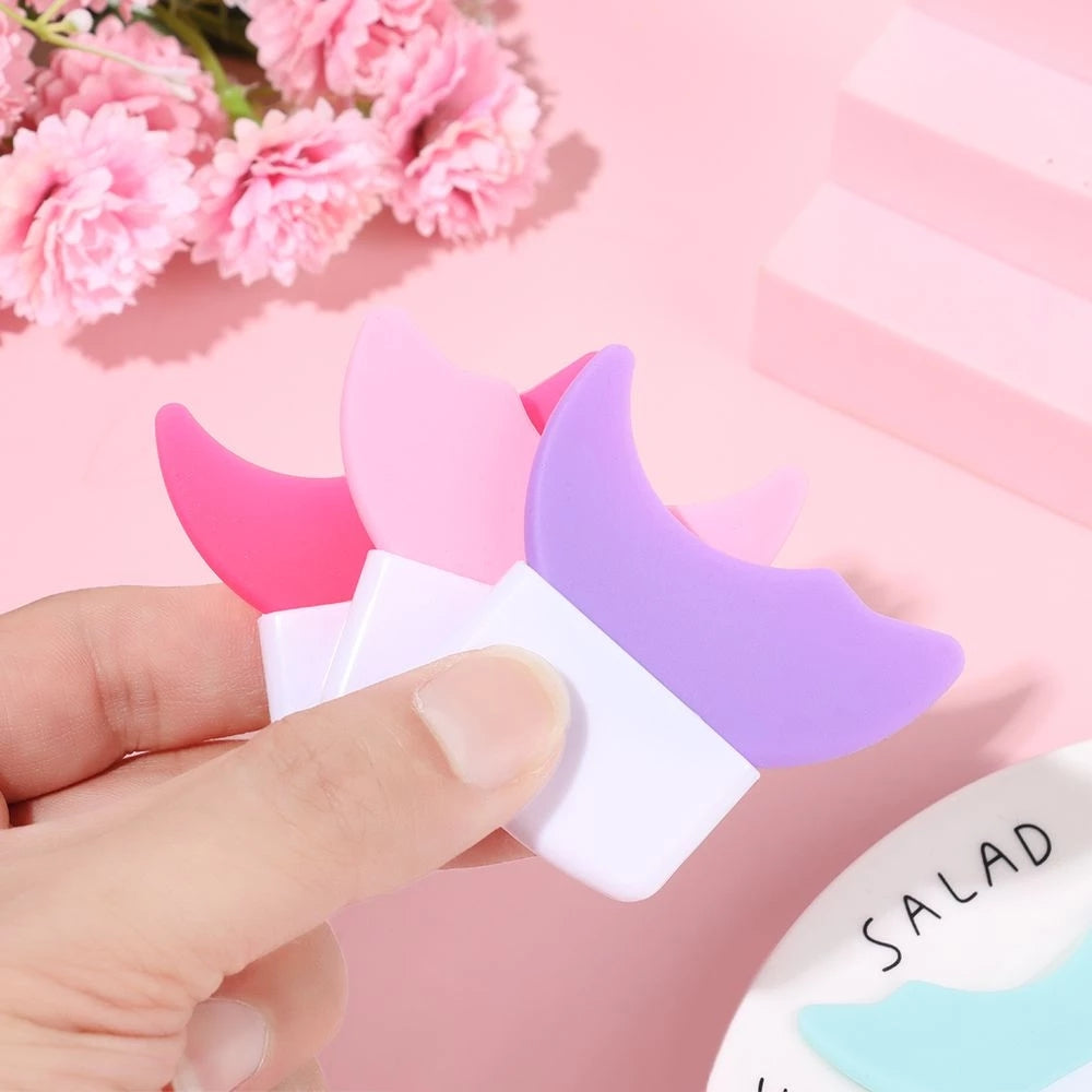 Kompaktes Silikon Reise-Make-up-Tool, Augen-Schablone für präzise Wimpern & Lidschatten, überall anwendbar.