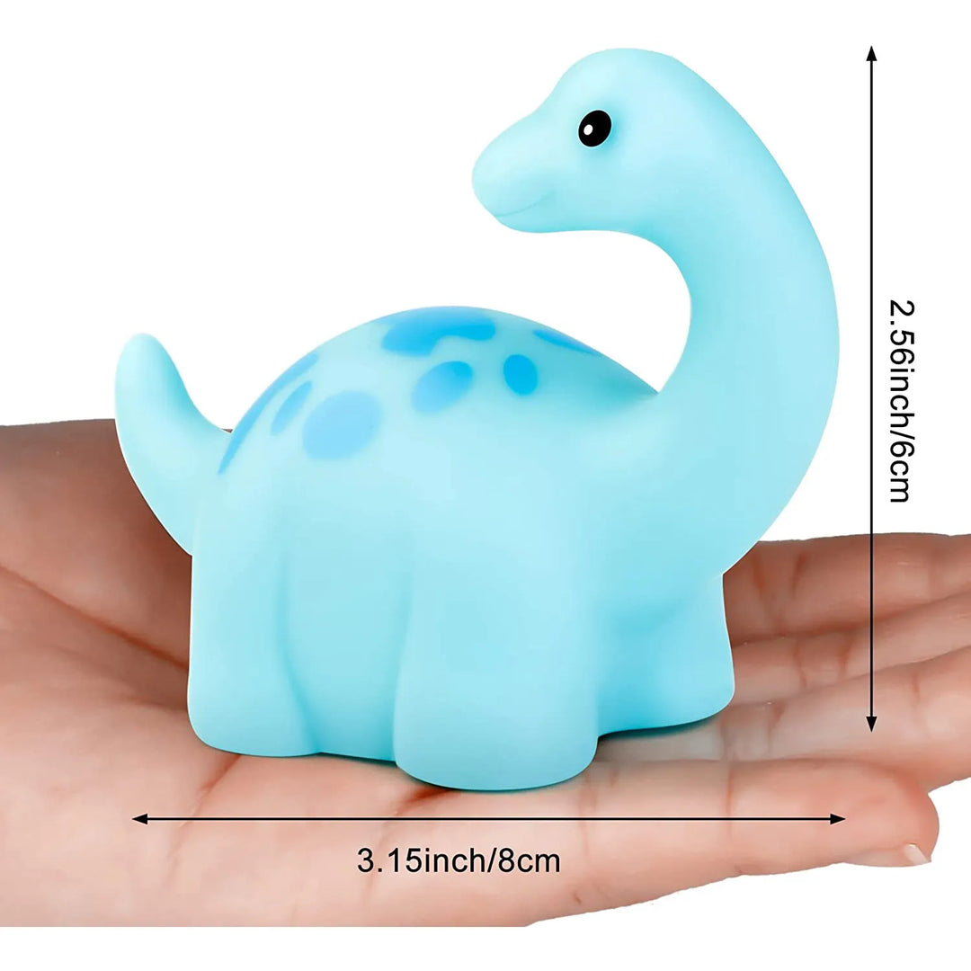 Verschiedene leuchtende Dinosaurier-Figuren schwimmen im Wasser, faszinierendes Badespielzeug für Kinder.
