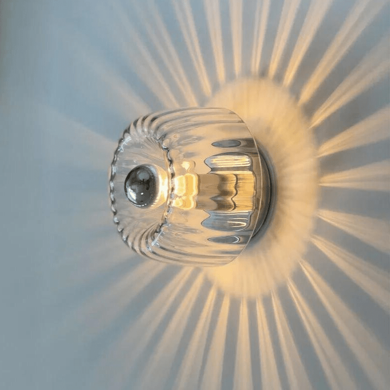 Skandinavische Bauhaus Wandleuchte aus Glas und Metall für modernes Wohnzimmer.