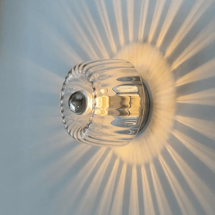 Skandinavische Bauhaus Wandleuchte aus Glas und Metall für modernes Wohnzimmer.